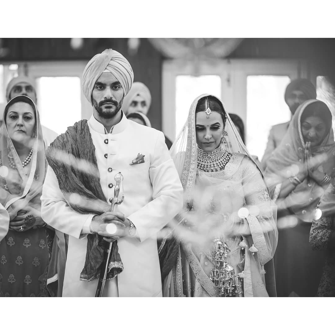 The black and white style really makes you notice the feelings they're sharing – the vows they're saying, the genuine blessings from their close ones.