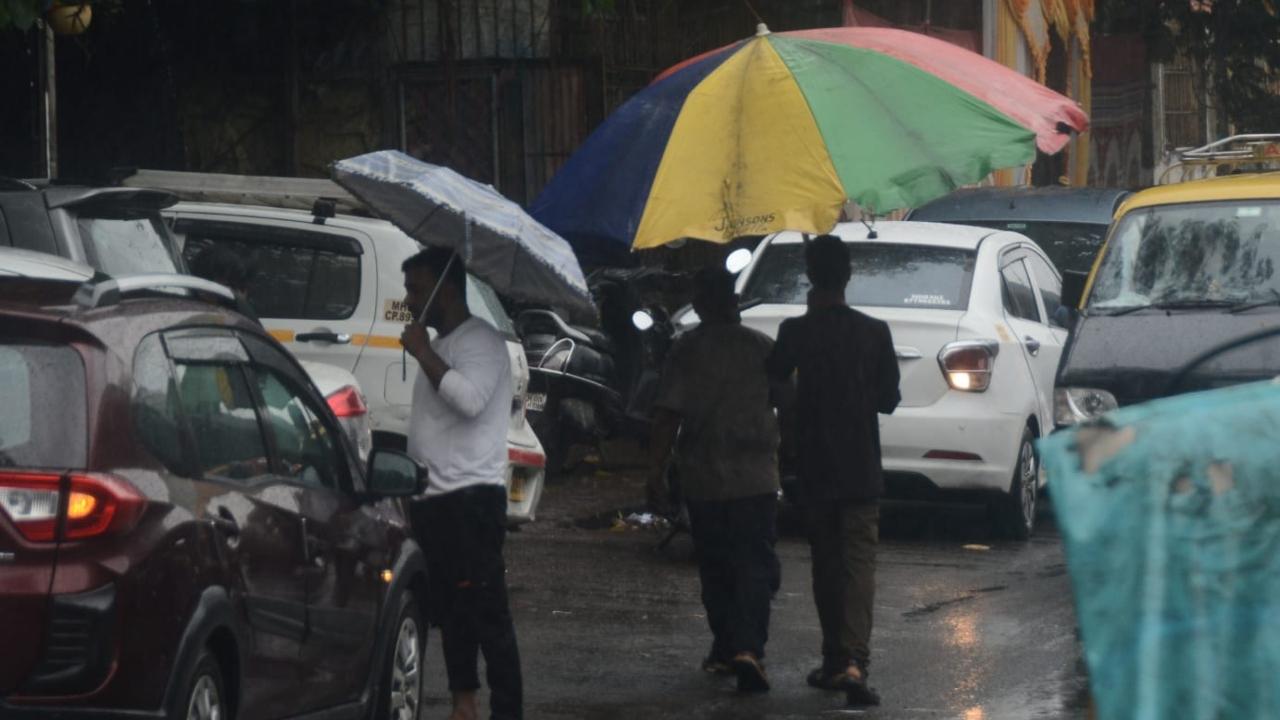 Moderate to heavy rainfall at Nehru Nagar, Kurla (East)