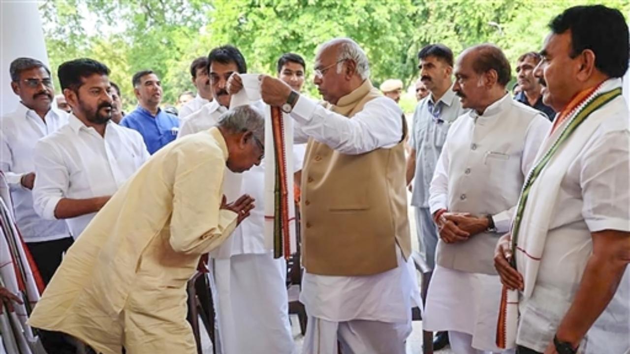 The joining of the leaders comes as a boost for the Congress ahead of the assembly polls in the southern state later this year
 