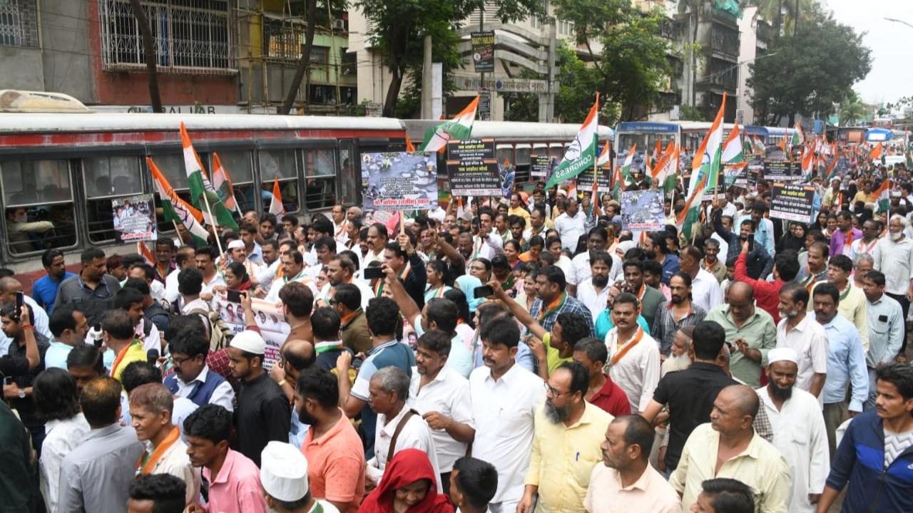 The protest was aimed at bringing to light the menace caused by the potholes and other civic issues in Mumbai (Pic/Sameer Abedi)