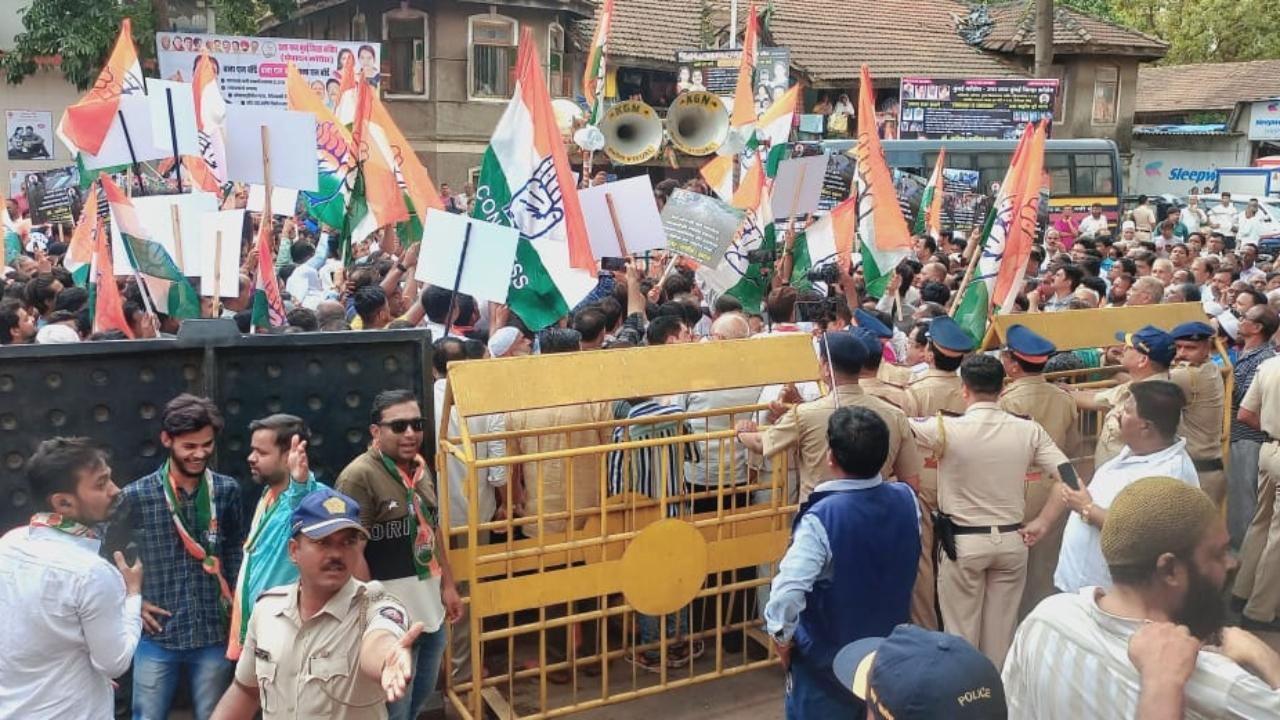 Many commuters have been complaining of pothole menace in the city (Pic/Sameer Abedi)