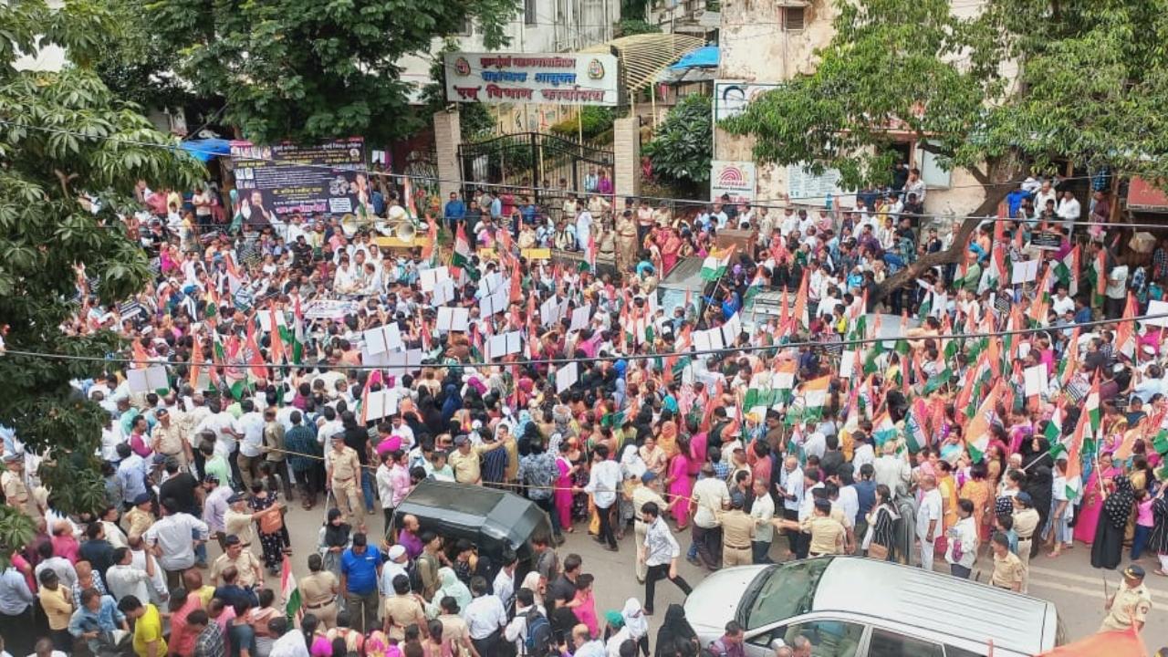 The protest outside BMC's L ward in Kurla was led by Congress leader Naseem Khan. A large number of residents from Chandivali, Sakinaka, and Kurla joined the protest against BMC to raise their civic problems (Pic/Sameer Abedi)