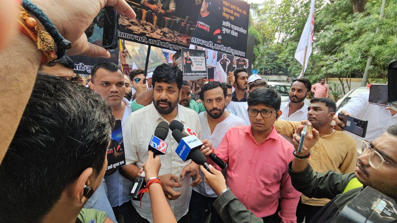 Bacchu Kadu demanded that either Sachin Tendulkar opt out from the online gaming advertisement or return his Bharat Ratna. He warned if he does not do so, the legislator shall install ‘Tendulkar Beg Box’ and ‘Tendulkar Suggestion Box’ near all bus stops and Ganesh Chaturthi pandals across the state. Pic/X