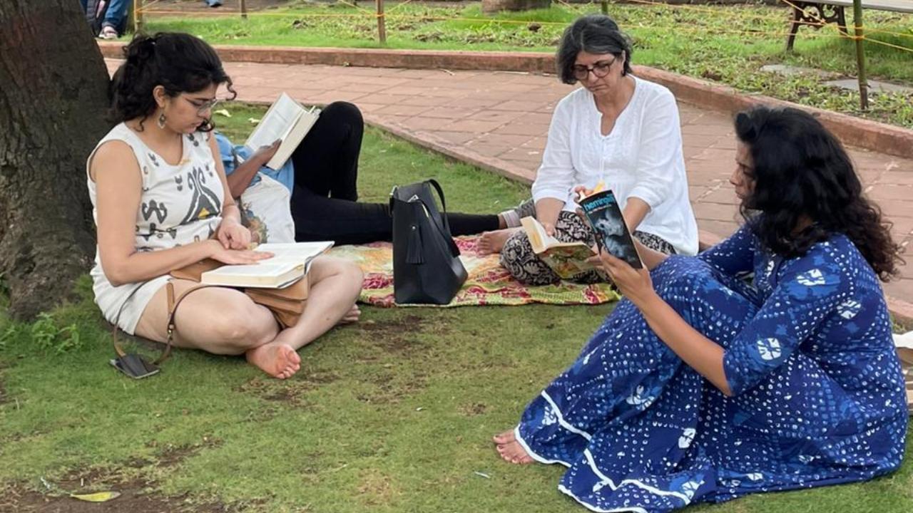 Elsewhere in the city, Amie Fazulbhoy started 'Bandra Reads' with co-curator Anca Florescu Abraham in July. It was after Fazulbhoy discovered Cubbon Reads, when she was in Bengaluru, before it went viral. While she discovered Juhu Reads earlier, it became a little tedious and so she decided to start the Bandra chapter. 