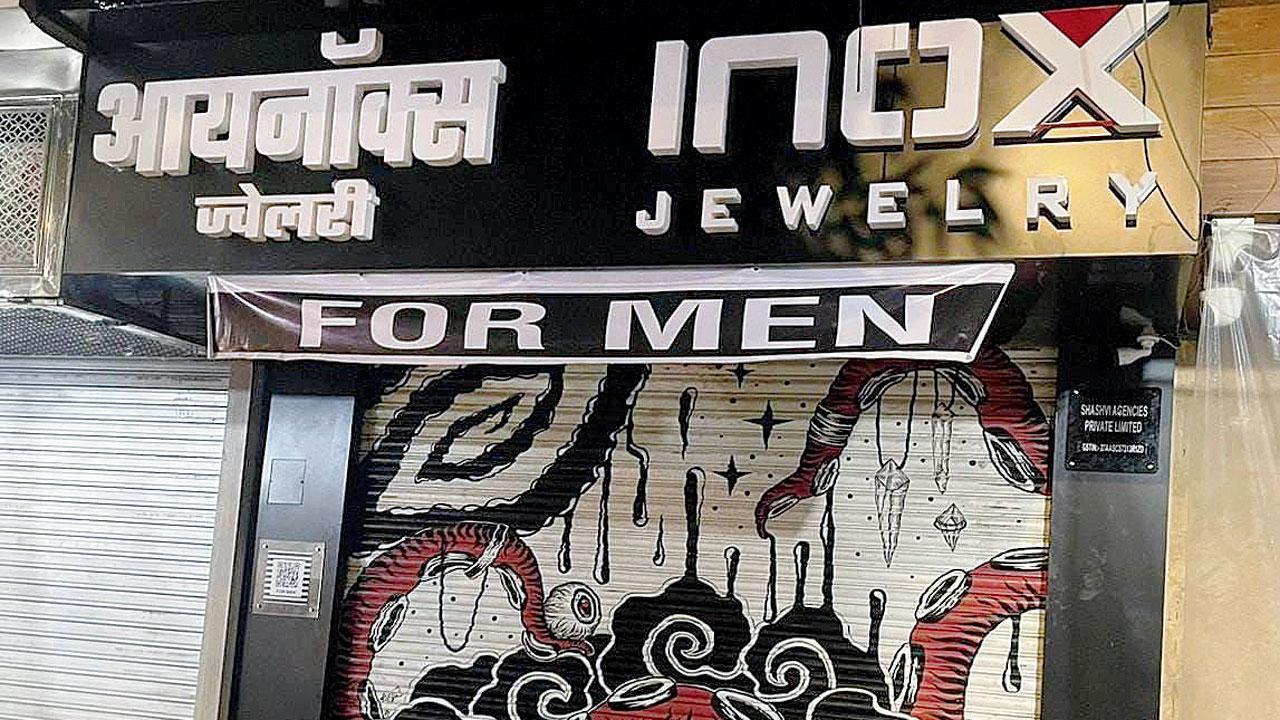 Mumbai: Man tries to rob Bandra jewellery store but runs away minutes later