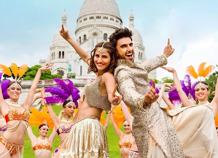 In Befikre, Vaani Kapoor's style was all about that carefree and young energy. Her wardrobe was like a mirror to the movie's lively vibe – full of life and excitement. 