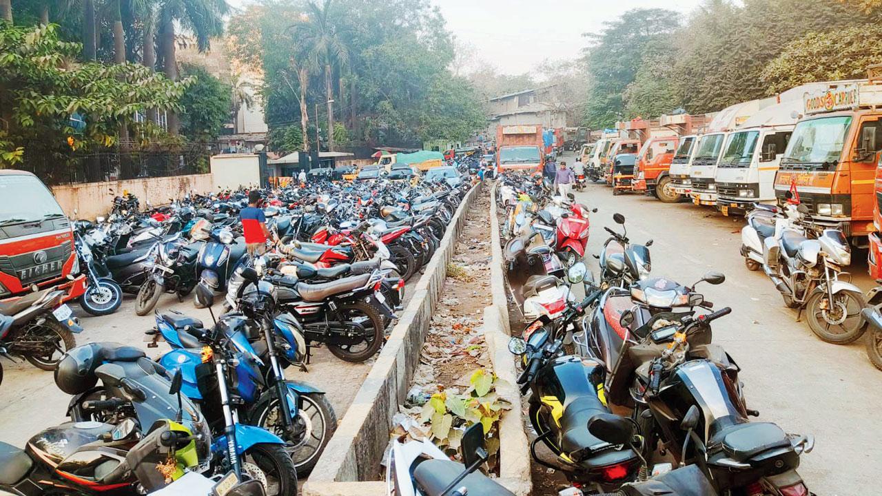 The partially built 90 Feet Road in Chandivli is occupied by vehicles in February. Pic/Sameer Markande