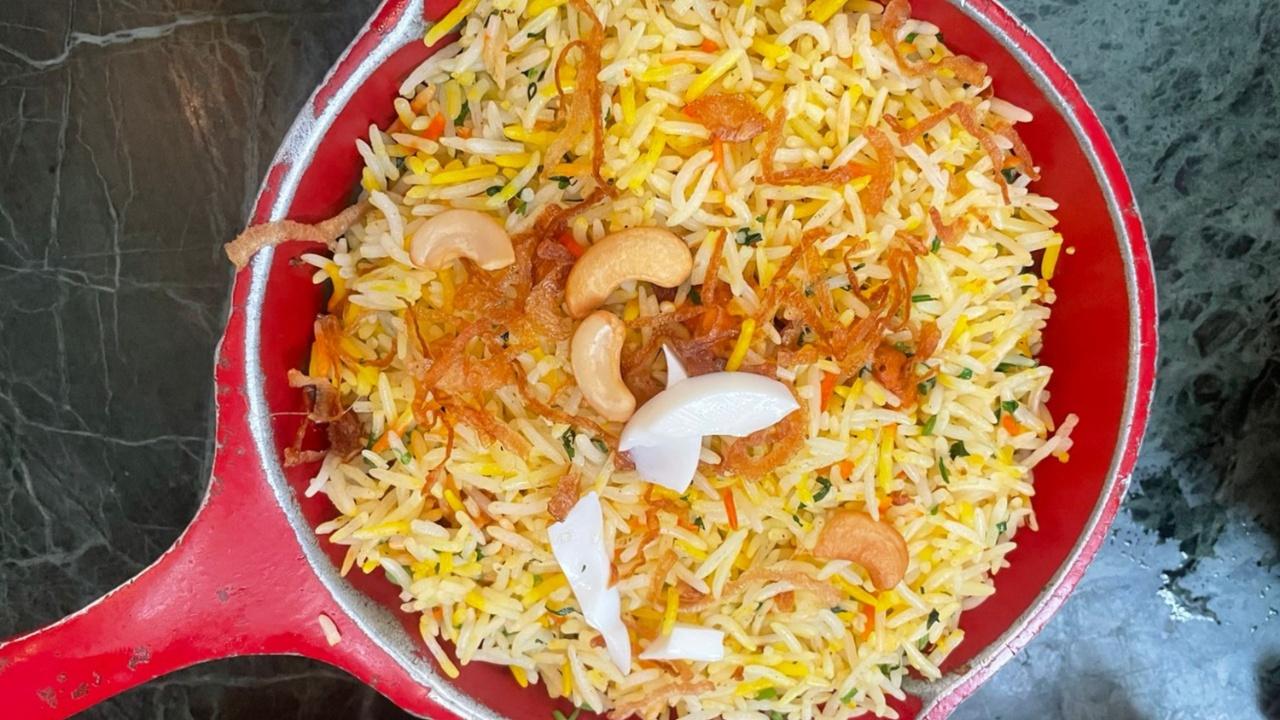 The cafe literally thrives on this Butter Chicken Biryani. Packed with the scrumptious buttery and tangy chicken amidst the aromatic biryani rice, this is absolutely unmissable while dining at Prithvi Cafe