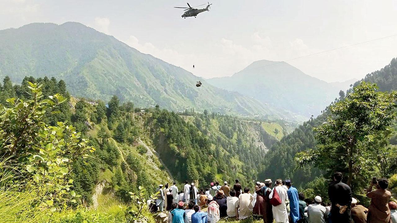 Pakistan: Six kids trapped after chairlift wire snaps