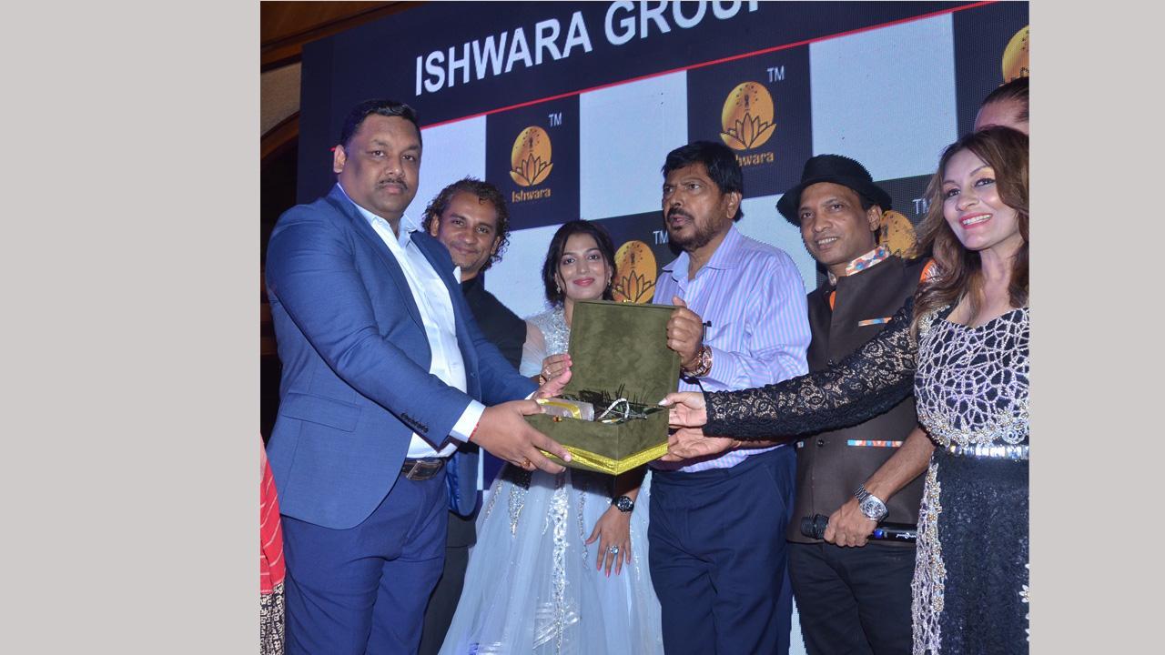 Dr. Suvi Swamy launched health care product, many celebrities including Union Minister Ramdas Athawale attended