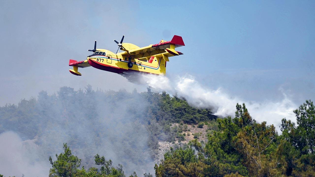 Firefighters continue fight against fires in Greece