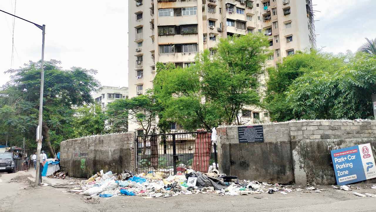 Garbage dumped at JP Road at Seven Bungalows near the BEST bus depot. Pic/Ranjeet Jadhav