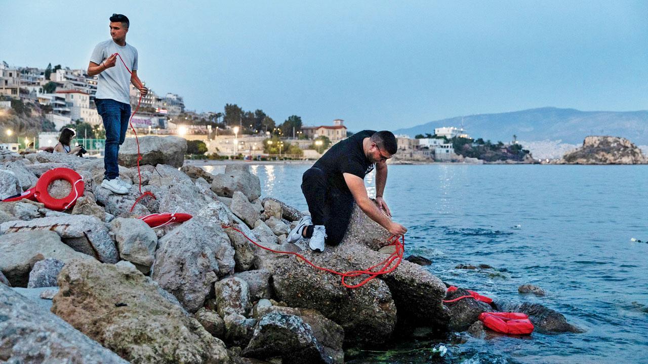 Greek authorites rescue 60 migrants