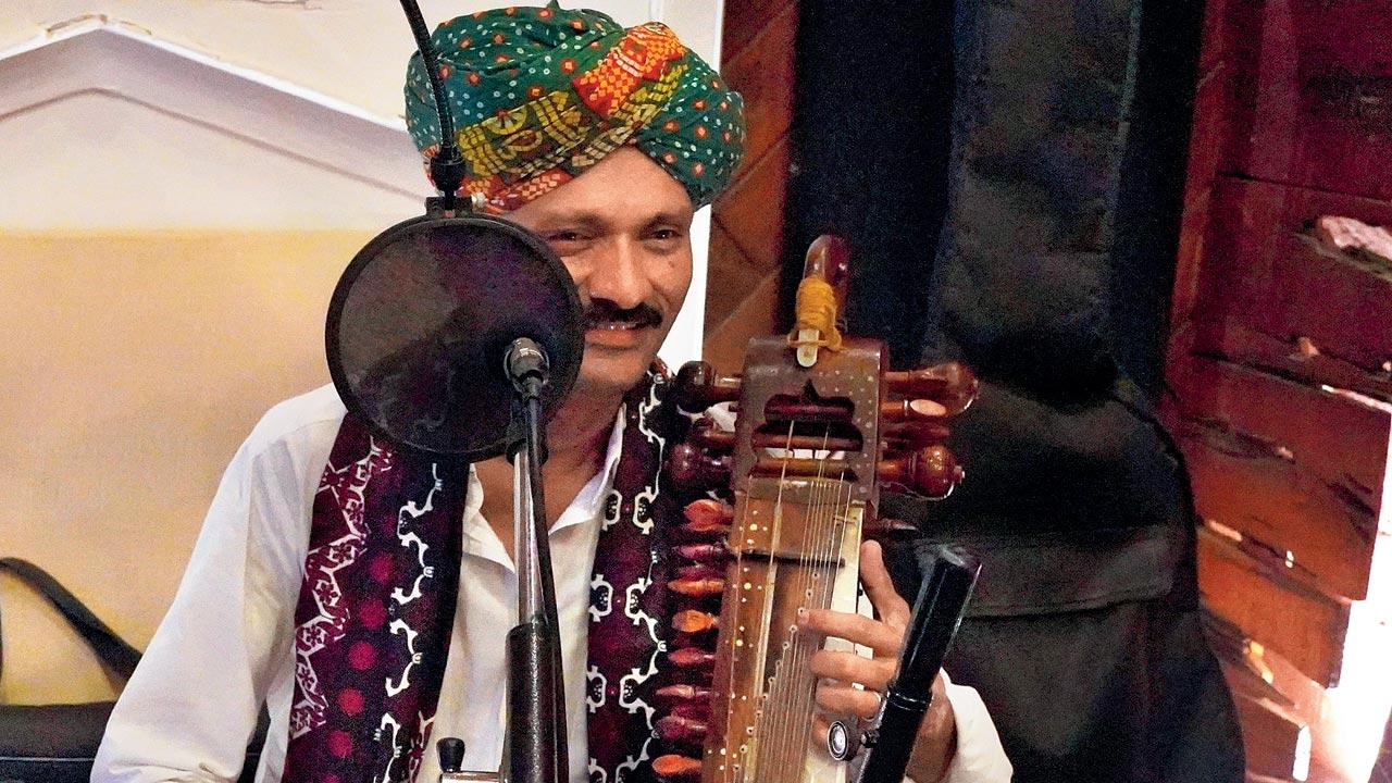 Asin Khan plays the Sindhi sarangi. Pics/Aishwarya Deodhar 