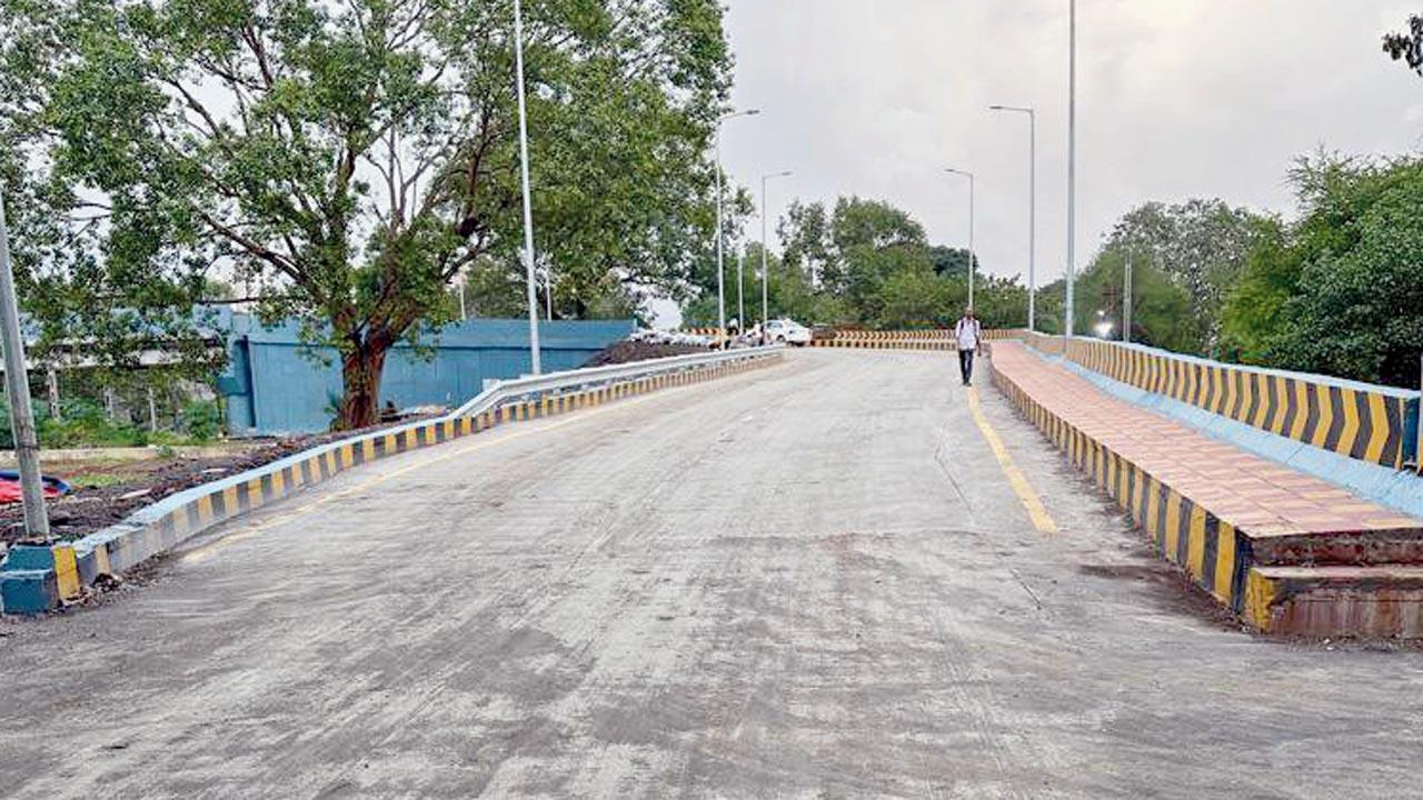 Thane: Level crossing at Vithalwadi shut as new ROB comes up