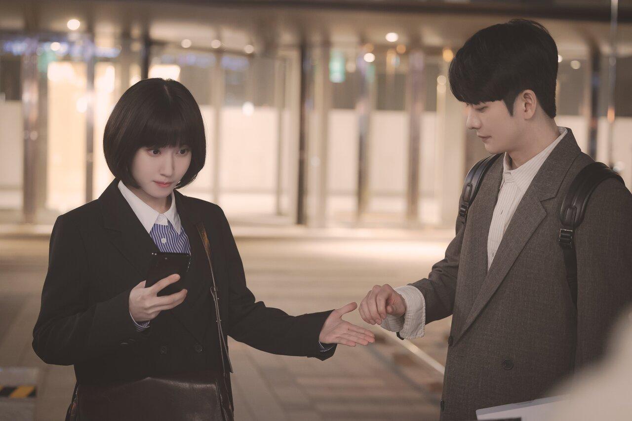 The show beautifully spotlights the challenges of autistic people and Park Eun-Bin does a fabulous job in nailing the gestures, facial expressions and behavioural responses without ever becoming a caricature of a mentally ill person. It is also heartwarming to see how she is supported (sometimes reluctantly, which is a realistic portrayal) by the people around her, be it her family, colleagues or love interests. This scene features Kang Tae-Oh respecting her boundaries by holding her hand only for a few seconds, beyond which she is overstimulated
