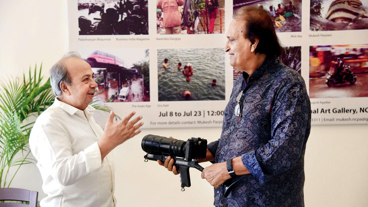 (From left) Curator Mukesh Parpiani with Raghu Rai at the gallery. Pic/Pradeep Dhivar