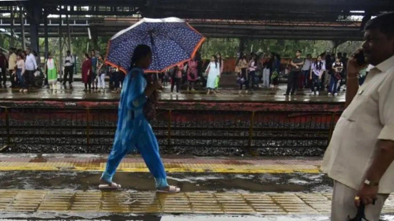 Commuting by Mumbai local trains during monsoons? Mumbaikars share fashion, travel hacks
