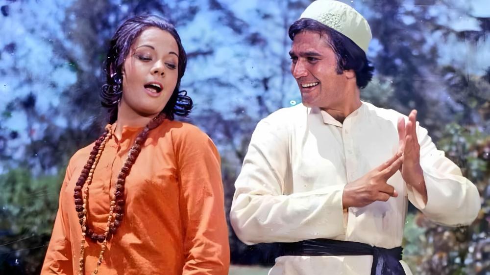 Rajesh Khanna and Mumtaz
Why they're Iconic: Their pairing was known for its playful and heartwarming moments. Movies like Aap Ki Kasam and Roti captured the essence of youthful romance.