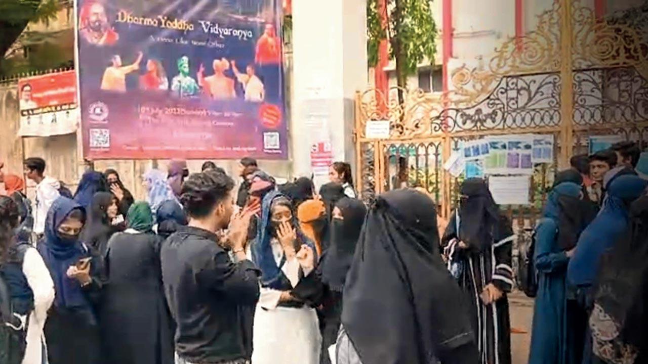 Mumbai: Muslim students allegedly denied entry to college unless burqas removed