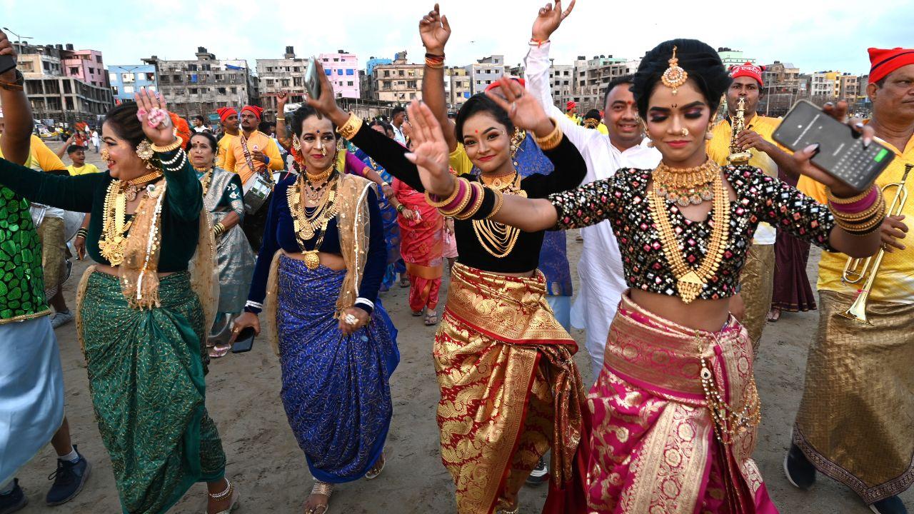 On Narali Pournima, the Koli community offer coconuts (naral) to the ocean deity Varuna and seek his blessings; the people express gratitude for giving them a livelihood and ask for protection from calamities. Pic/AFP