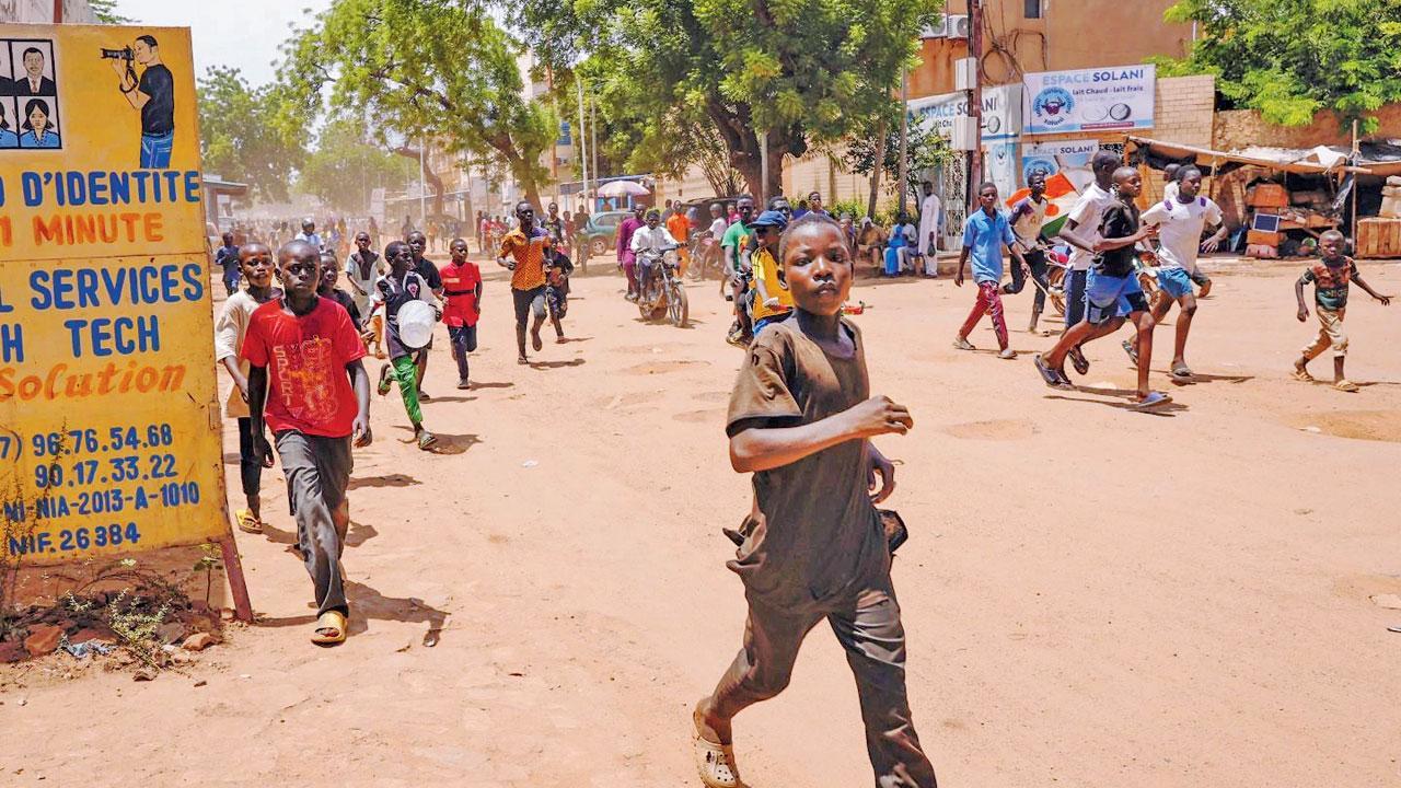 Defence heads hold talks on Niger crisis
