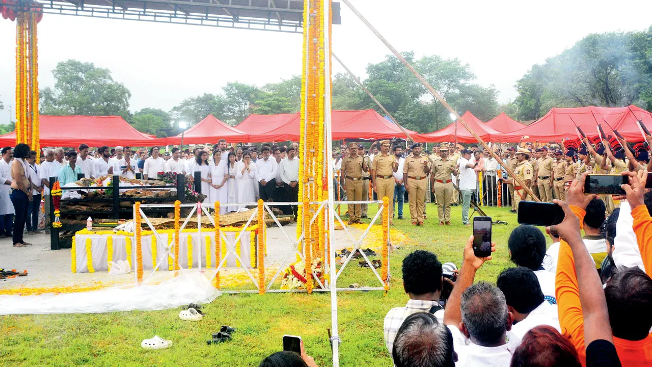 A 21-gun salute by the Raigad police to the departed soul