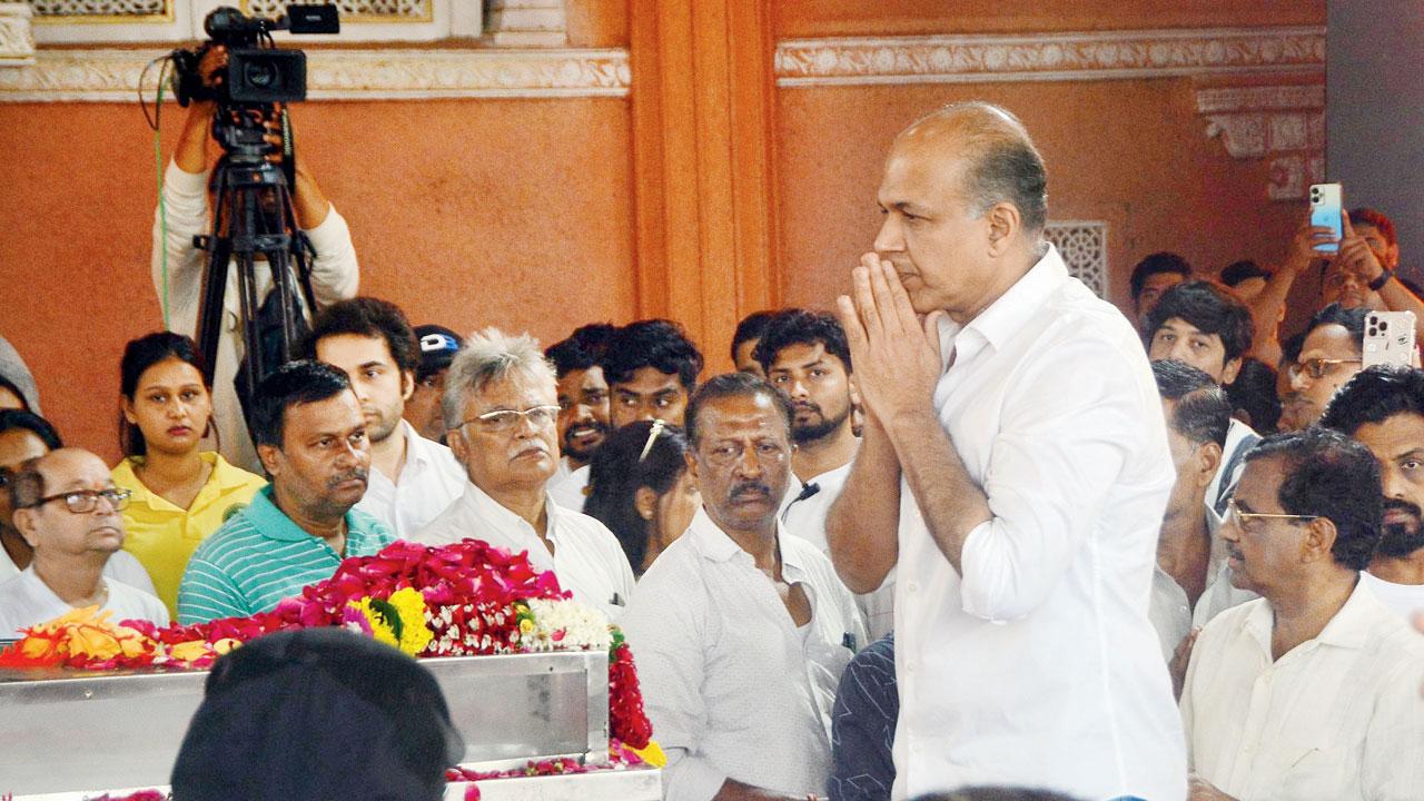 Ashutosh Gowarikar pays his last respects to Desai