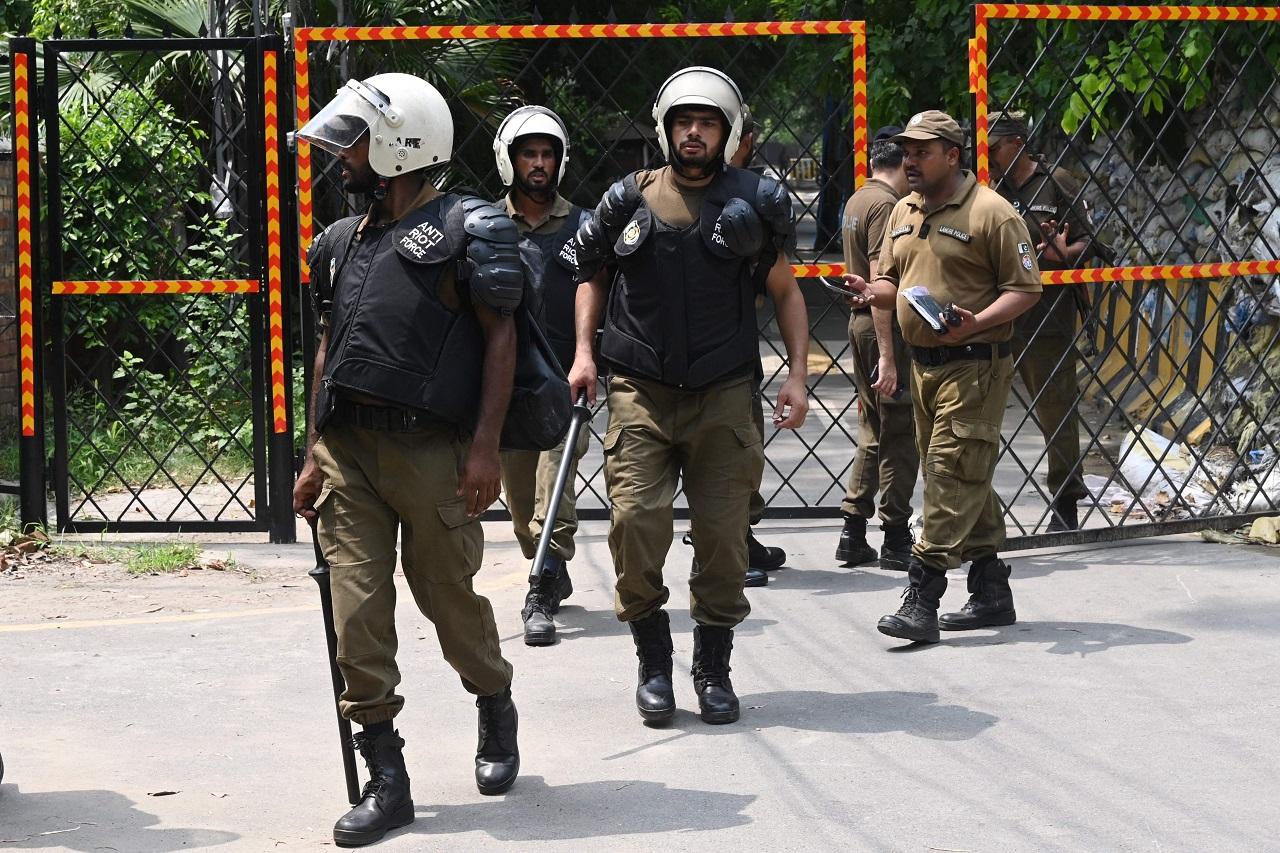 Claiming that a former premier was imprisoned in a "C Class" prison cell, Qureshi said the lawyers were not given access to Imran Khan in jail. He added that they cannot file an appeal for the PTI chief`s release without having his signature on the power of attorney Claiming that a former premier was imprisoned in a "C Class" prison cell, Qureshi said the lawyers were not given access to Imran Khan in jail. He added that they cannot file an appeal for the PTI chief`s release without having his signature on the power of attorney