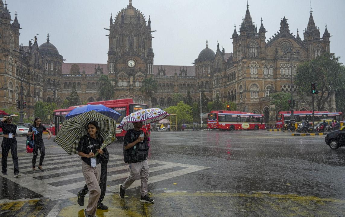 Mumbai weather update: Cloudy sky with light to moderate rain likely in city and suburbs today