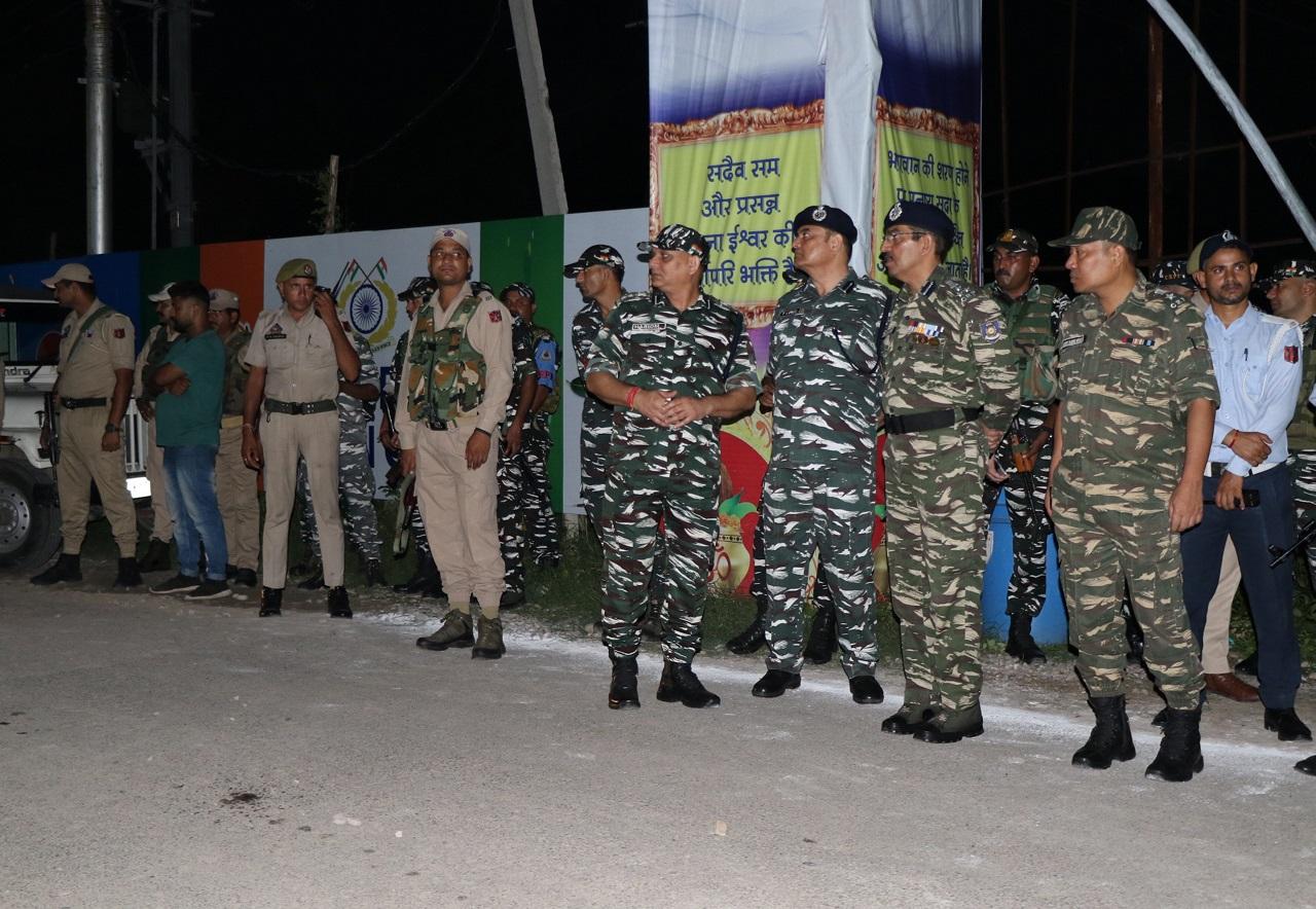 Representatives of religious and social organisations, including Vishva Hindu Parishad national general secretary Vinayakrao Deshpande and Bajrang Dal national convenor Neeraj Doneria, attended the flagging off ceremony at the Bhagwati Nagar base camp