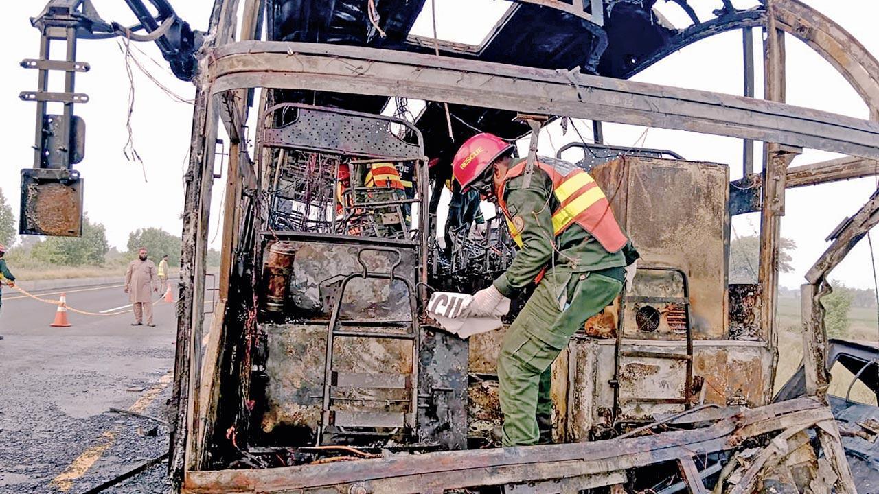Pakistan bus fire leaves 18 dead, several injured