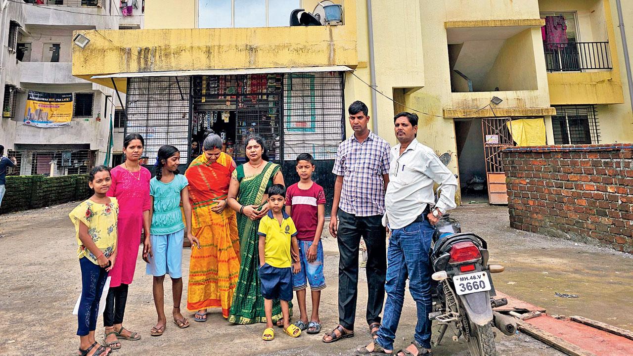 Rashi Kalwankar, Drisha Chiwilkar, Sakshi Paswan, Poonam Gupta, Rinku Paswan, Tanuj Paswan, Anuj Paswan, Chotelal Paswan and Raju Gupta