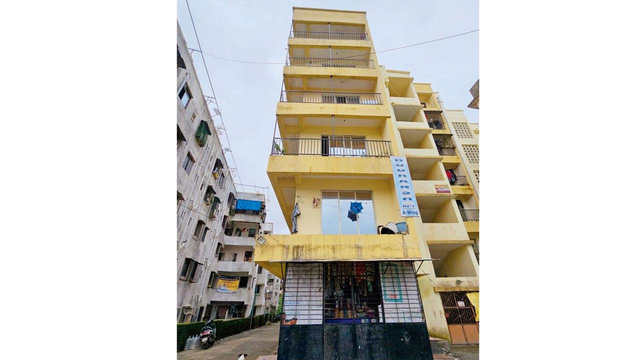 Ganesh Patil, assistant commissioner of VVMC received a complaint about a double agreement case in Rudransh building and found all papers were fake. He then filed an FIR. Pics/Hanif Patel