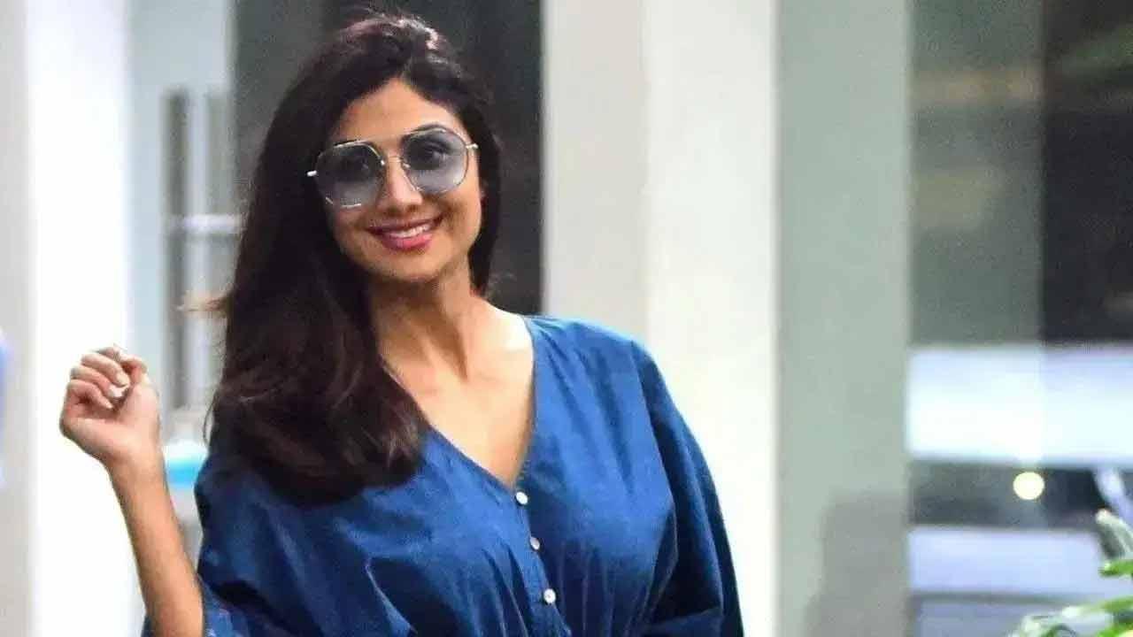 Shilpa Shetty binges on Gujarati food, says 'this is worth to cheat'