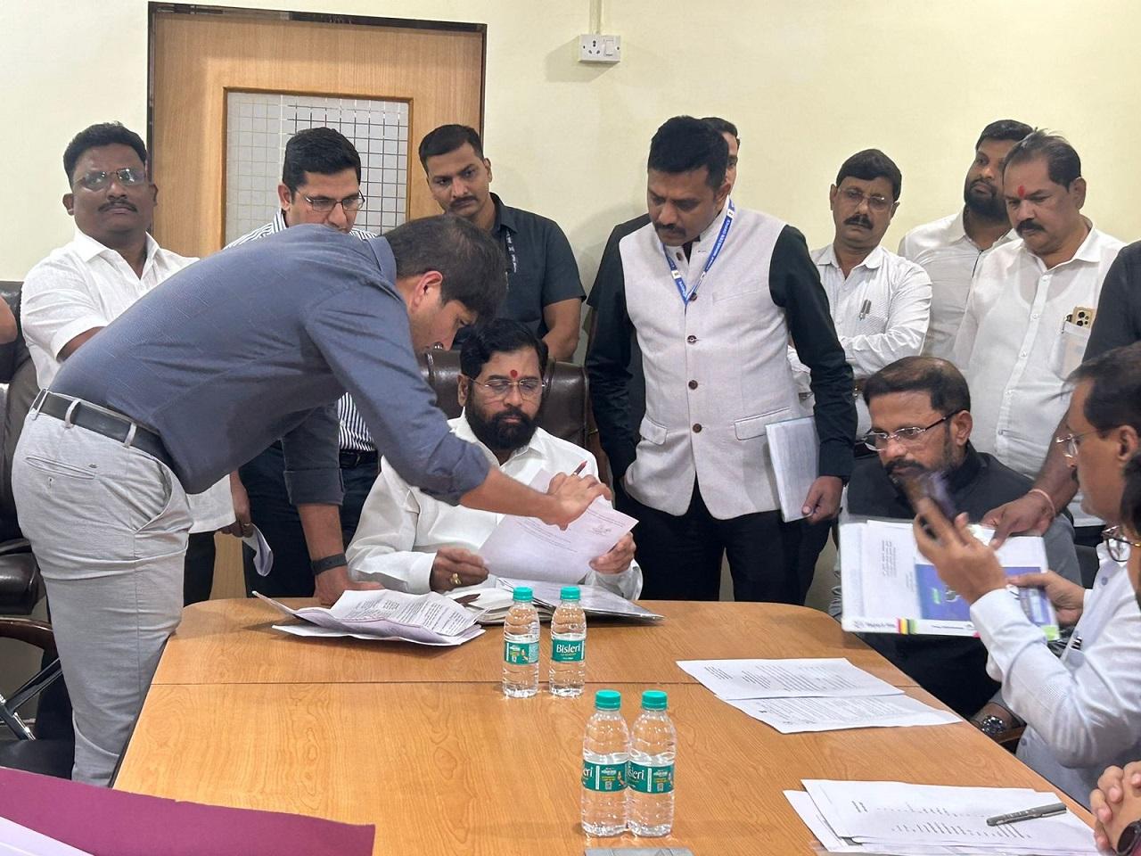 Chief Minister Shinde on Monday visited the CSM Hospital and interacted with patients, their relatives and also reviewed the current staff and requirement of additional personnel to manage the influx of patients