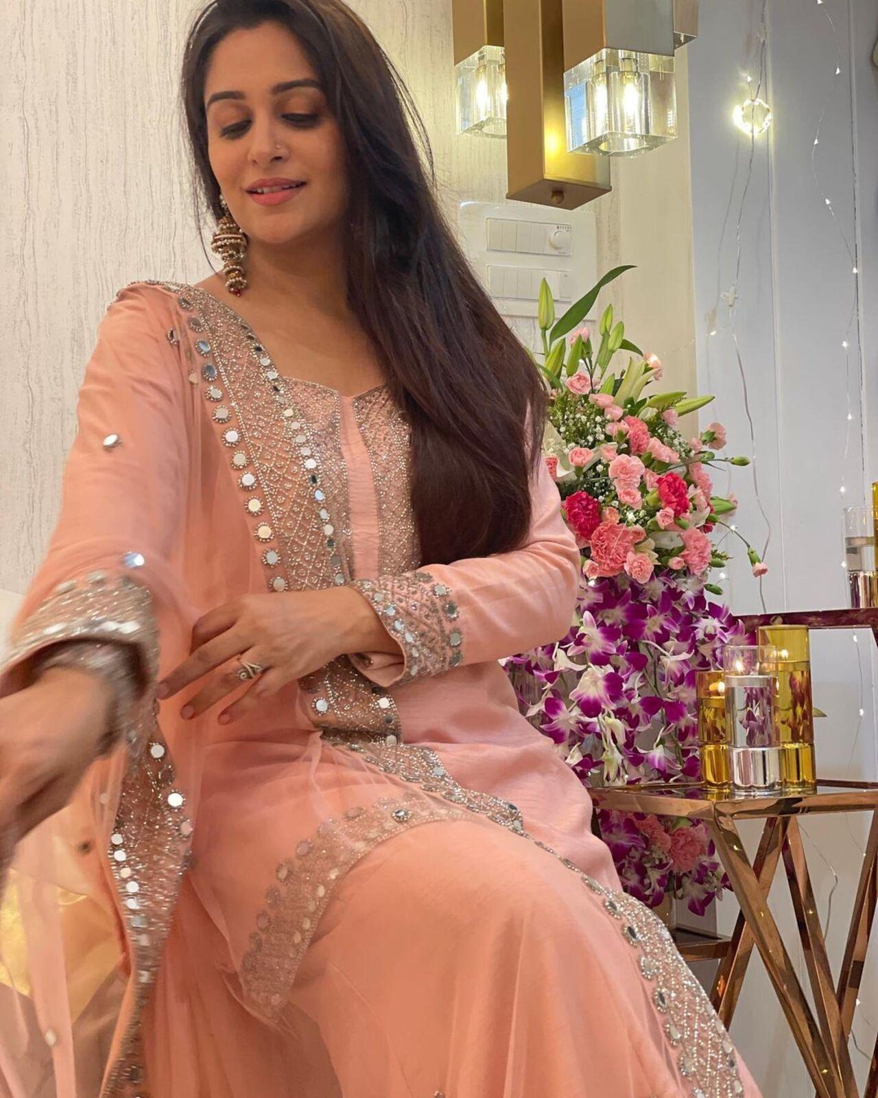 Dipika paired her beautiful outfit with minimalistic jewellery Dipika paired her beautiful outfit with minimalistic jewellery
