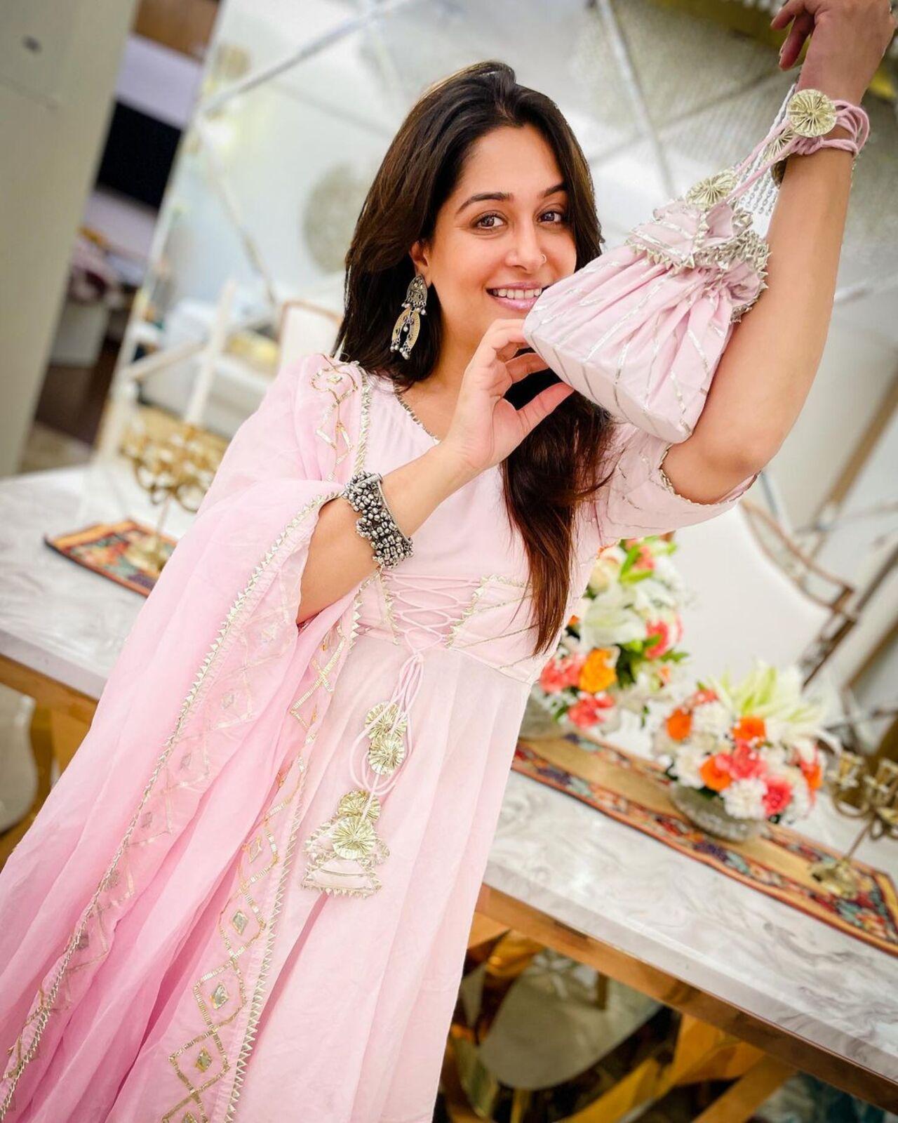 Want to look like a Barbie and have no idea what to wear? Dipika`s pink kurta set can be the solution to your problem Want to look like a Barbie and have no idea what to wear? Dipika`s pink kurta set can be the solution to your problem