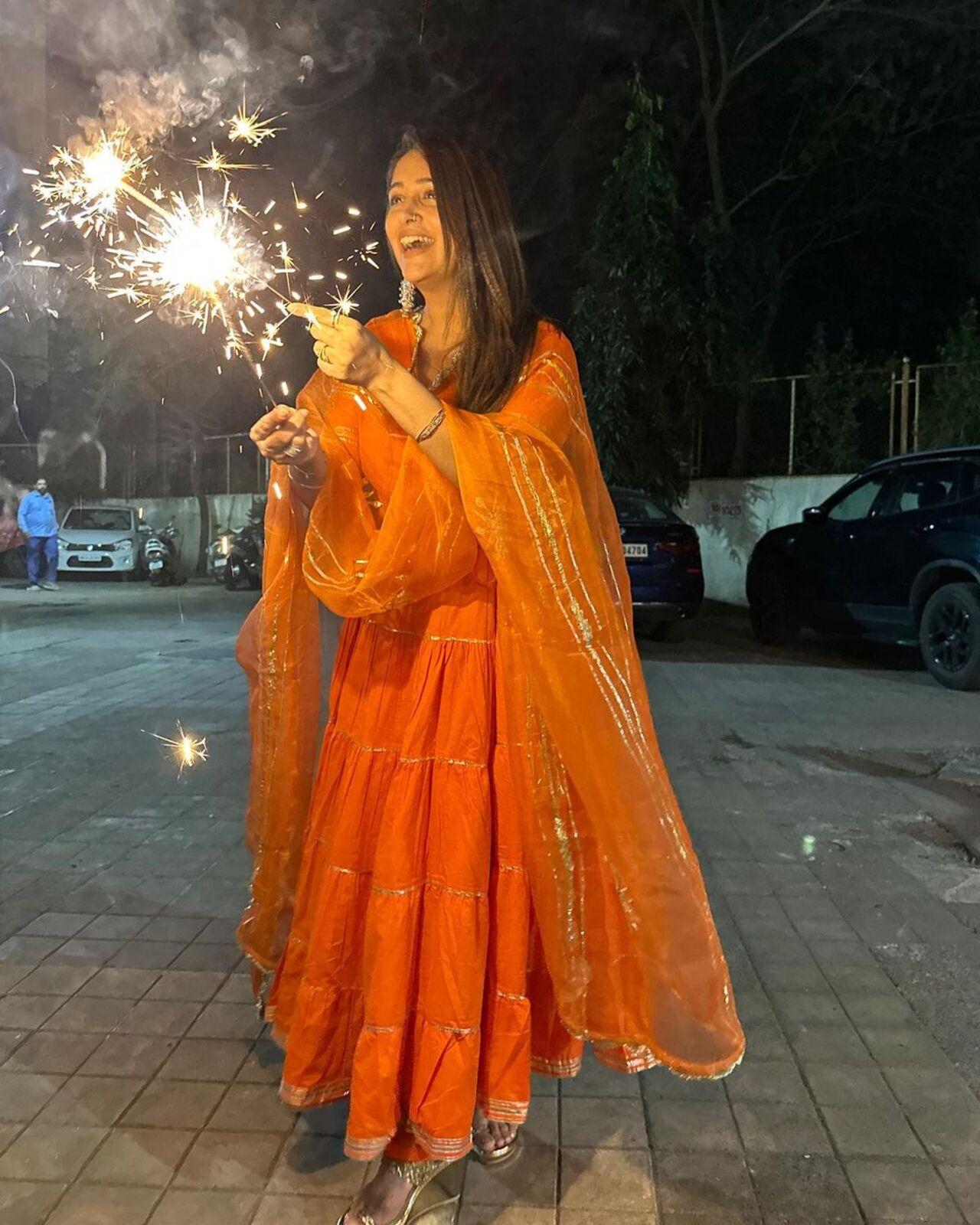 Diwali is just a few months away and you still haven`t decided on your perfect outfit? How about Dipika Kakar`s stunning orange kurta set Diwali is just a few months away and you still haven`t decided on your perfect outfit? How about Dipika Kakar`s stunning orange kurta set