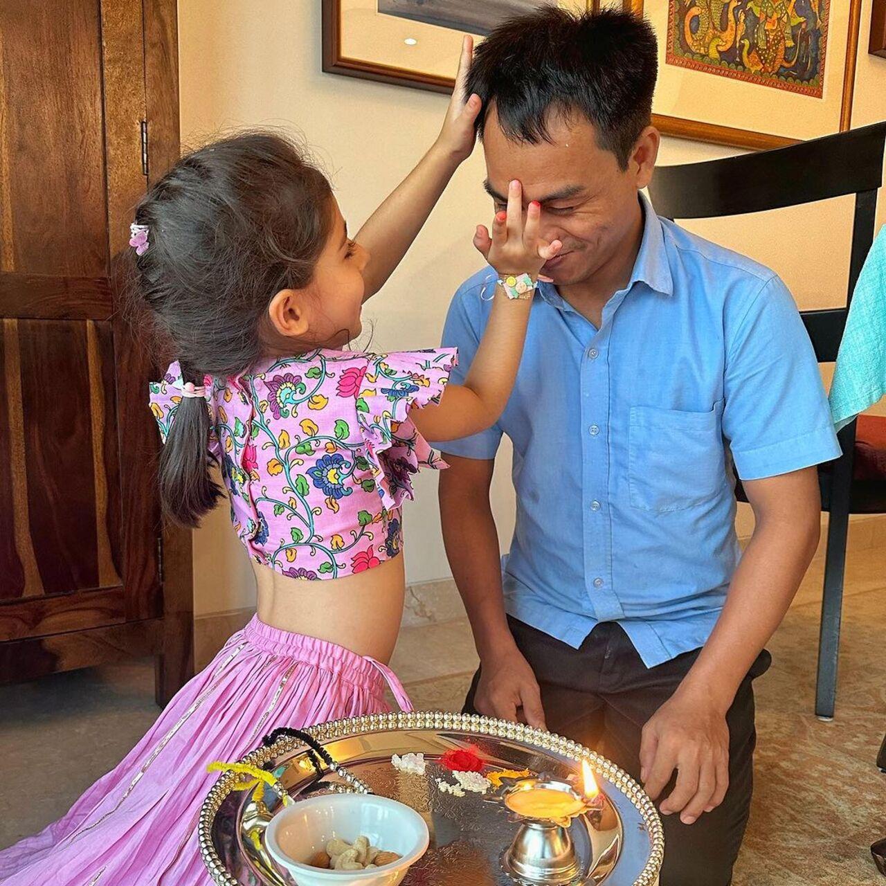 Soha and Kunal's daughter Inaaya also tied rakhi to the staff at their house