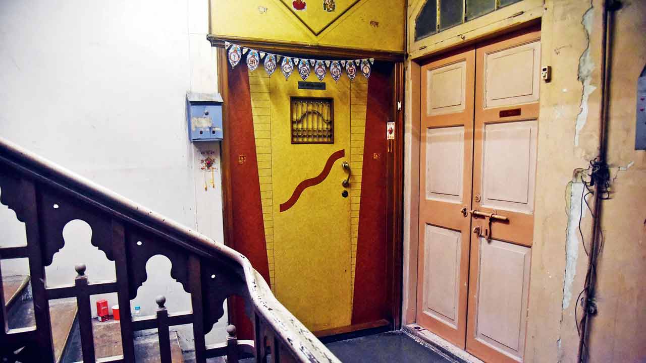 The accused were standing outside the door (yellow) of Agrawals when the husband opened the door for his walk