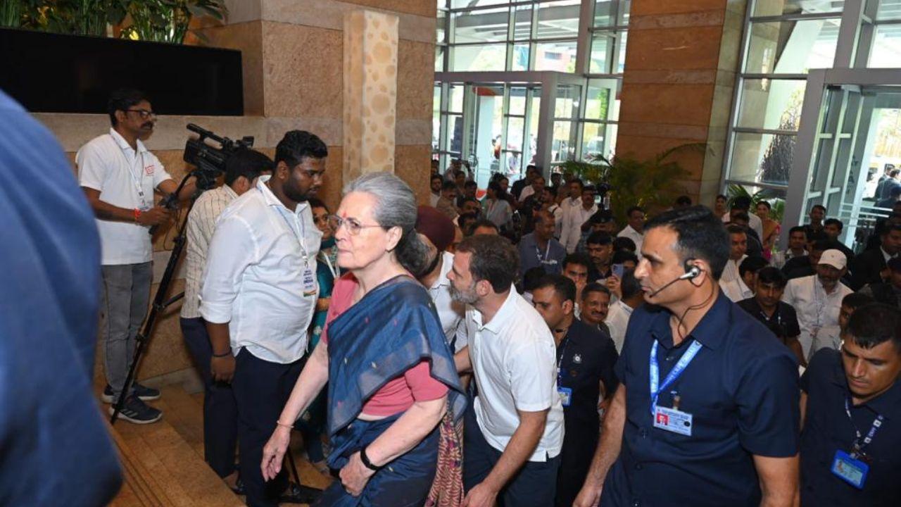 Apart from former Congress chief Sonia Gandhi and MP son Rahul, party's national president Mallikarjun Kharge will also be present at the meeting wherein the parties will discuss the alliance strategies for the Lok Sabha election and the seat sharing in the states. Pic/Maharashtra Congress