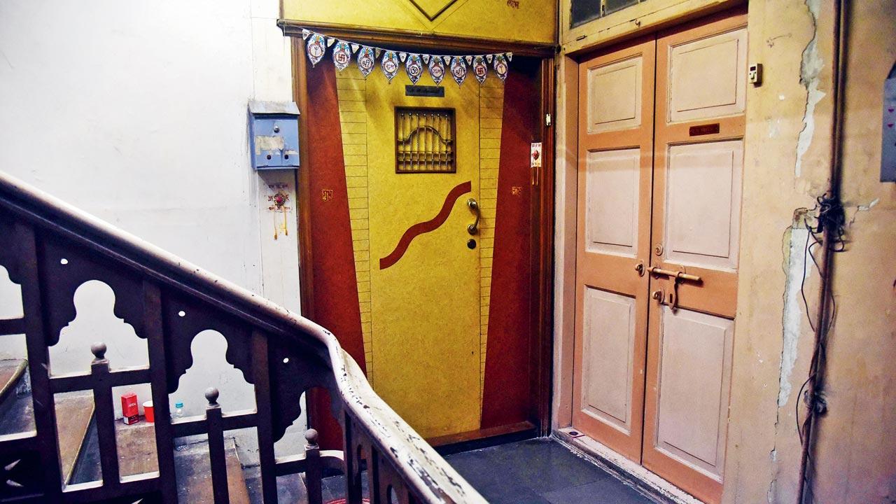 The accused were standing outside when Madanmohan Agrawal opened the door (yellow) to go on his morning walk