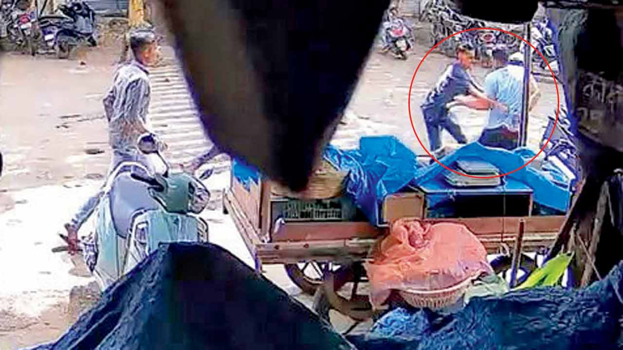 The student stabs Raju Thakur (in light blue T-shirt)