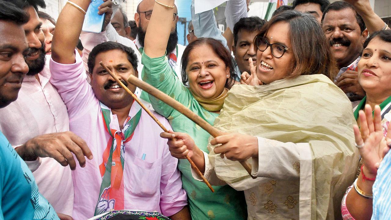 Mumbai Regional Congress Committee president Varsha Gaikwad and party workers  celebrate the SC decision, on Friday. Pic/Ashish Raje