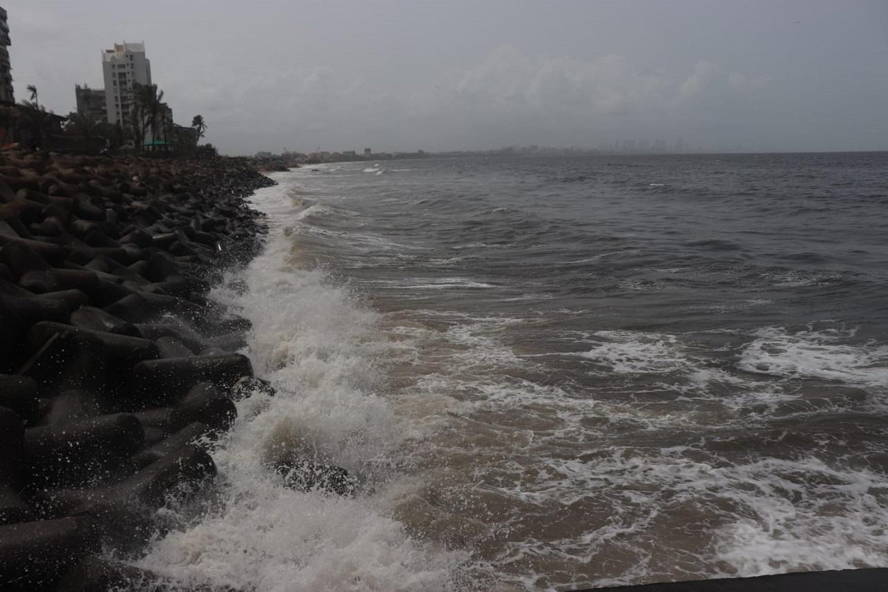 A high tide of about 3.04 metres is expected to hit Mumbai at 9.39 pm today, stated Brihanmumbai Municipal Corporation (BMC). The civic body also said that a low tide of about 2.21 metres is expected at 4.09 pm today