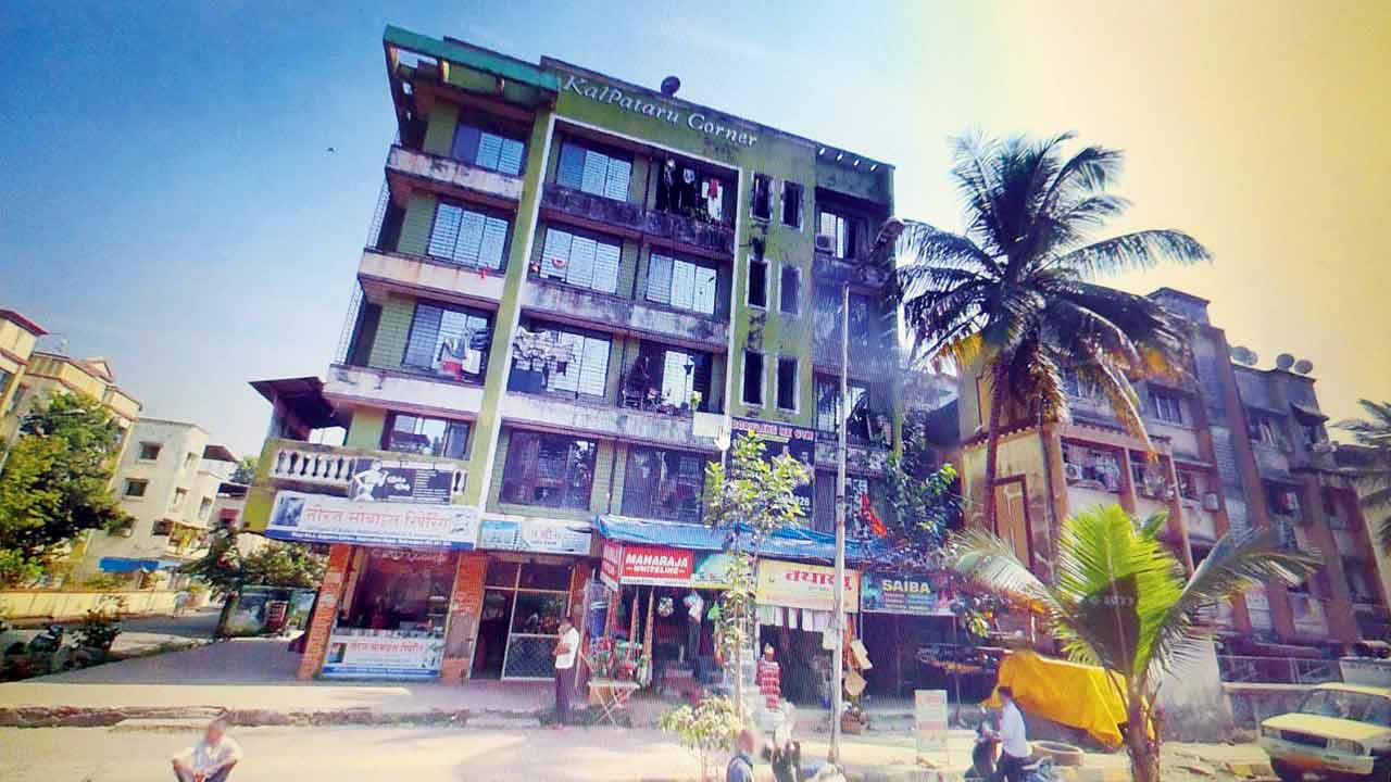 An activist had complained to all concerned authorities about a builder constructing an illegal top floor at Kalpataru Corner building at Nalasopara West and claims no action was taken. Pics/Hanif Patel