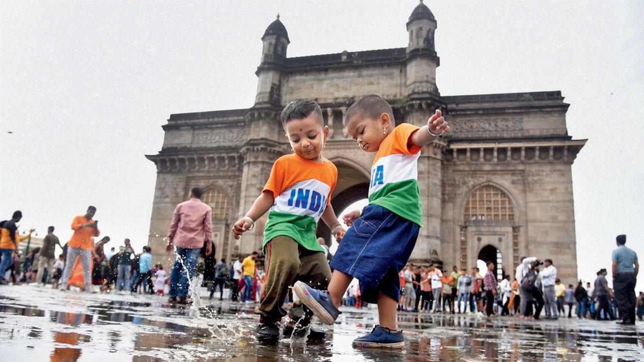 Two kids seen having fun wearing tricoloured t-shirts at Gateway of India ahead of Independence Day. Pic/Sameer Markande