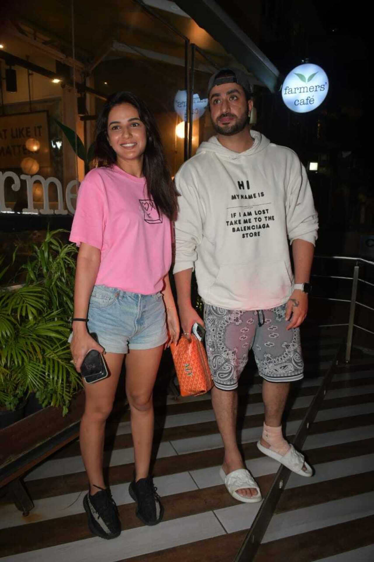 Love Birds Jasmin Bhasin and Aly Goni were spotted in the city