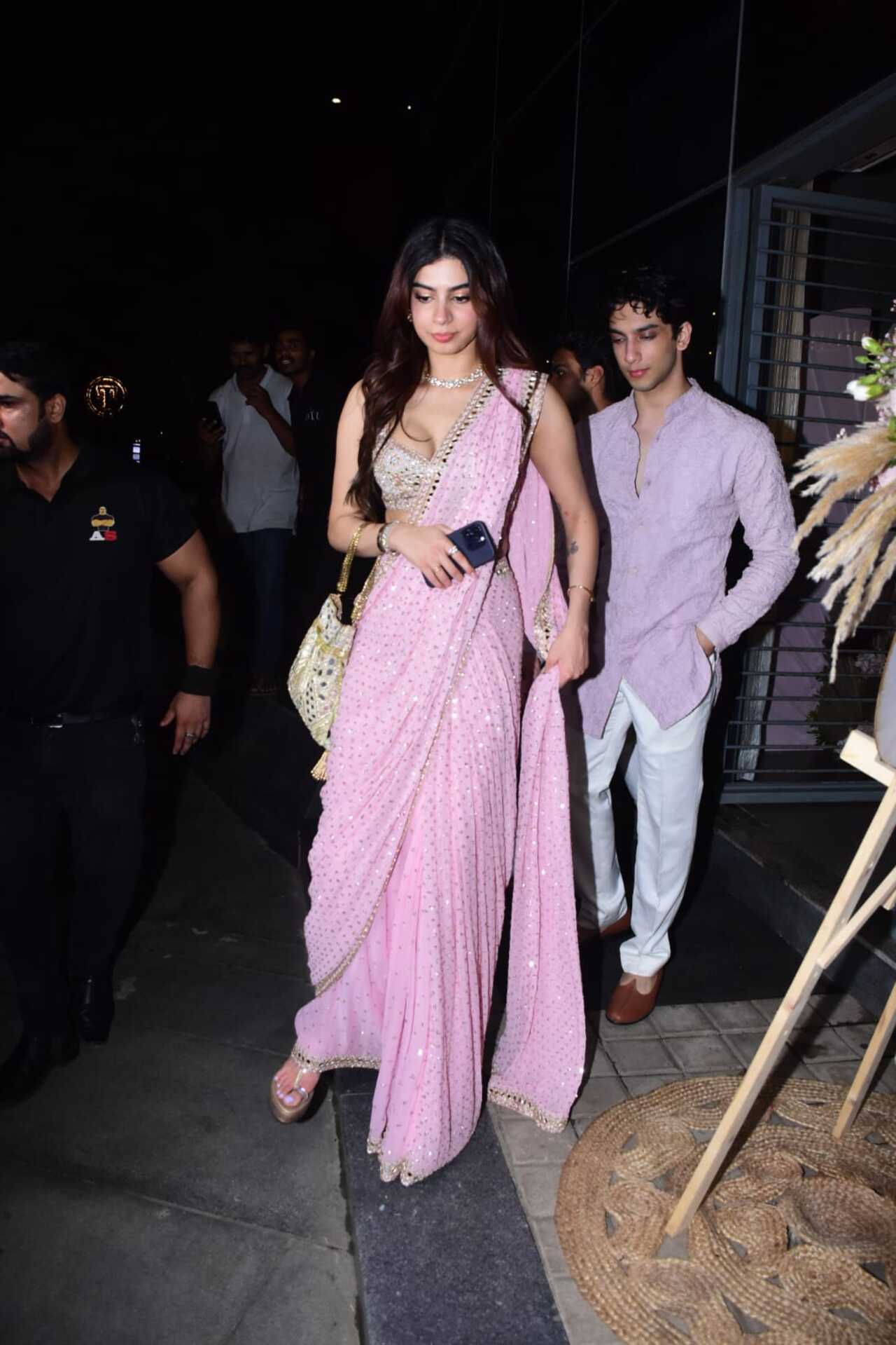 The young Kapoor looked gorgeous in a baby pink saree